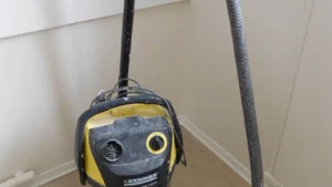 Aspirateur eau et poussières à cuve
