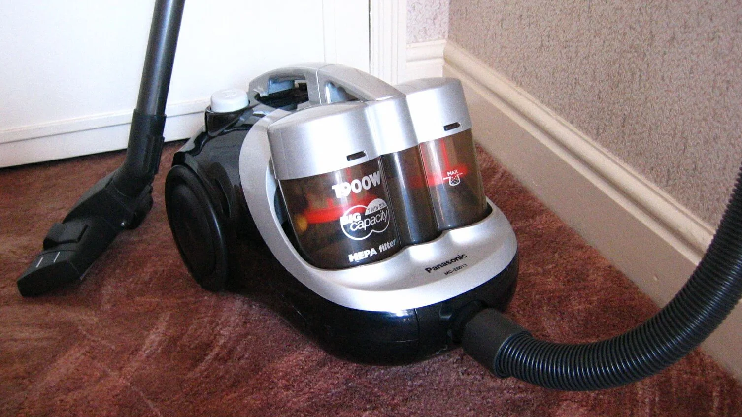 Aspirateur sans sac et son bac à poussière