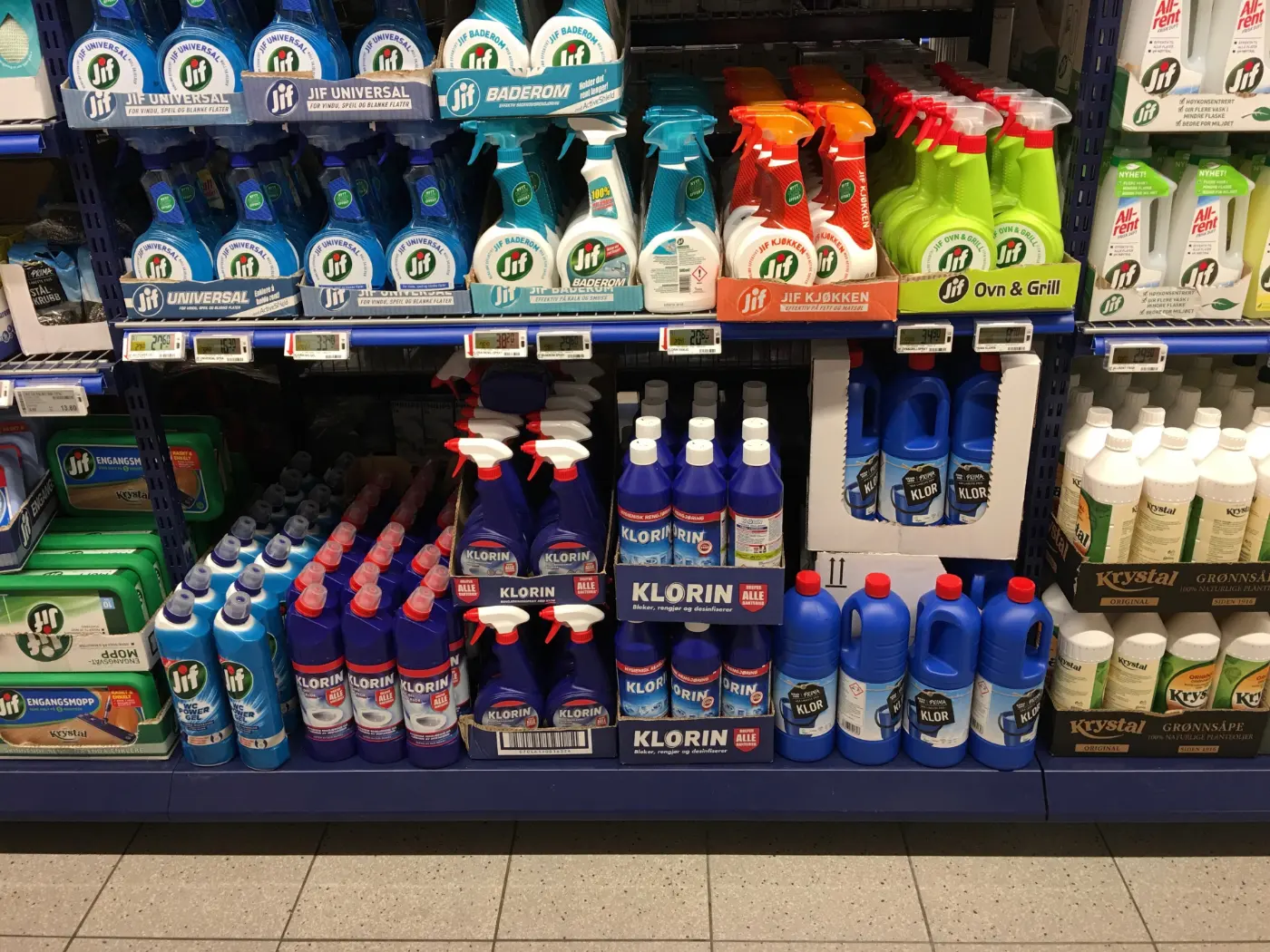 Rayon de produits d entretien dans un supermarche